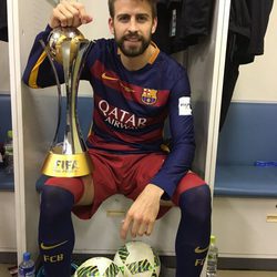 Gerard Piqué con el trofeo del Mundialito de Clubes 2015