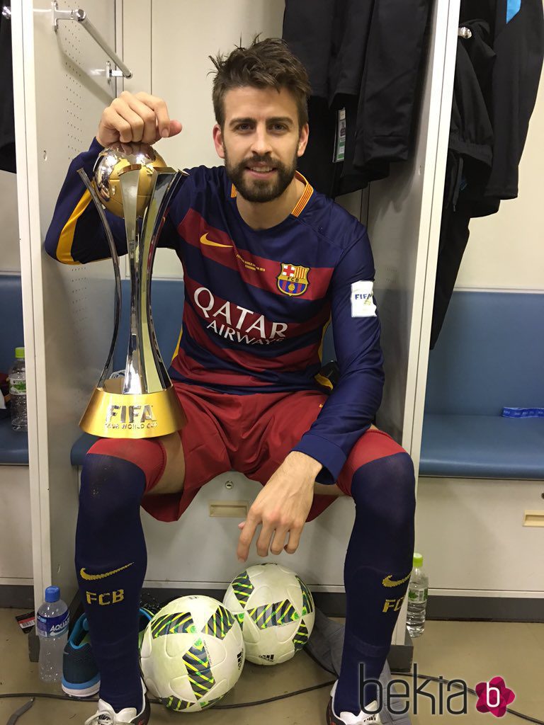 Gerard Piqué con el trofeo del Mundialito de Clubes 2015