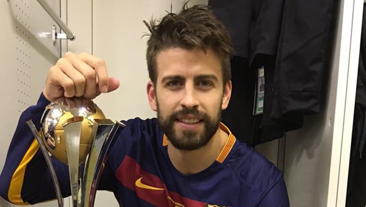 Gerard Piqué con el trofeo del Mundialito de Clubes 2015