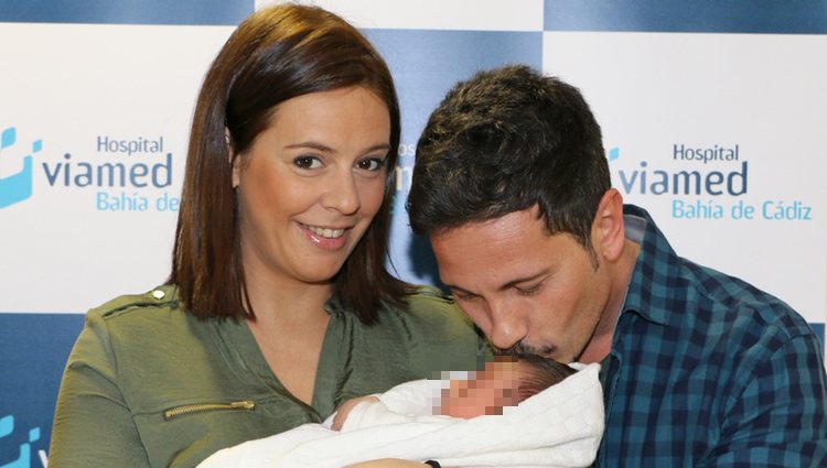 David de María besa a su hijo Leonardo en su presentación junto a Lola Escobedo