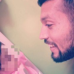 Ezequiel Garay mira embelesado a su hija Shaila