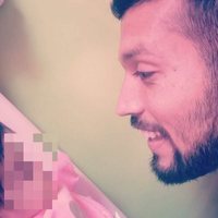 Ezequiel Garay mira embelesado a su hija Shaila