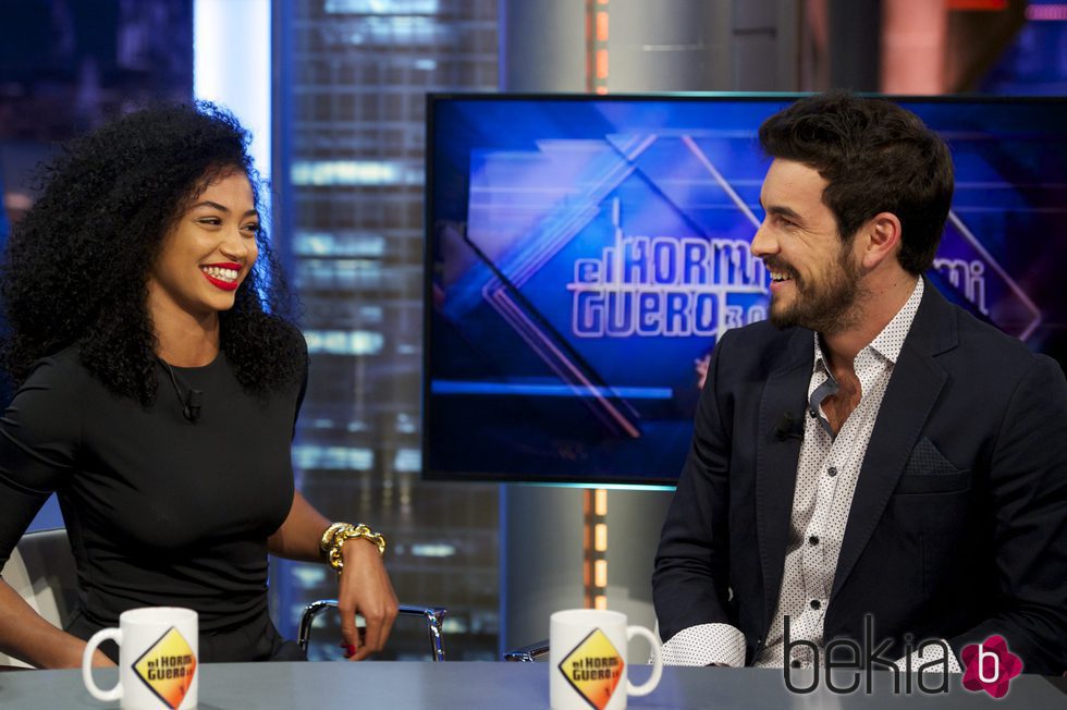 Mario Casas y Berta Vázquez en su visita a 'El Hormiguero'