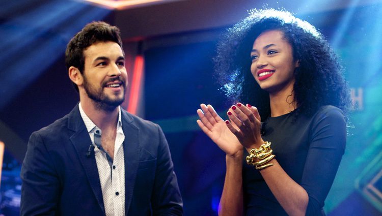 Mario Casas y Berta Vázquez promocionan 'Palmeras en la Nieve' en 'El Hormiguero'