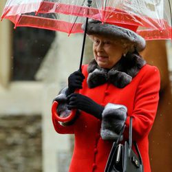 La Reina Isabel II asiste a la tradicional Misa de Navidad 2015