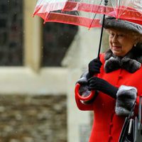 La Reina Isabel II asiste a la tradicional Misa de Navidad 2015