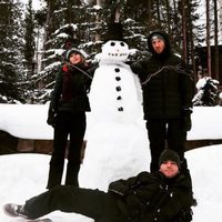 Taylor Swift, su hermano Austin y Calvin Harris disfrutan la Navidad 2015 en la nieve