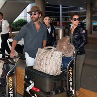 Eva Longoria y José Antonio Bastón a su llegada al aeropuerto de Los Ángeles