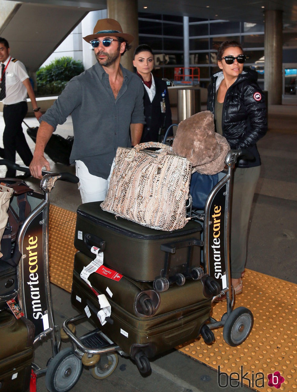 Eva Longoria y José Antonio Bastón a su llegada al aeropuerto de Los Ángeles