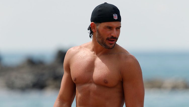 Joe Manganiello con el torso desnudo