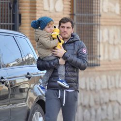 Iker Casillas con su hijo Martín pasando la Navidad 2015 en Corral de Almaguer