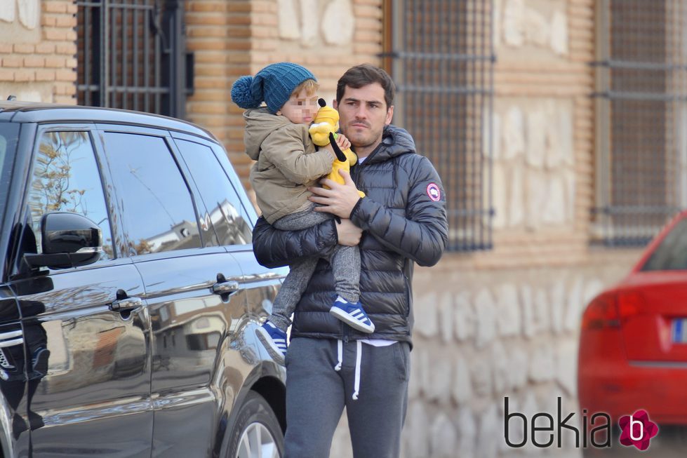 Iker Casillas con su hijo Martín pasando la Navidad 2015 en Corral de Almaguer