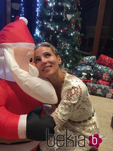 Elsa Pataky abraza a un Papá Noël hinchable