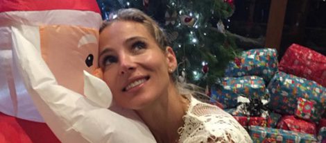 Elsa Pataky abraza a un Papá Noël hinchable