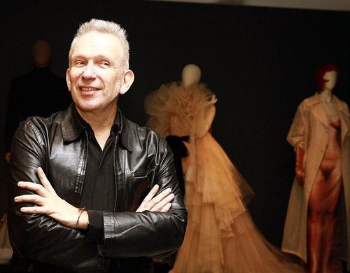 El diseñador Jean Paul Gaultier junto a los diseños clásicos de los almacenes Dayton en Australia