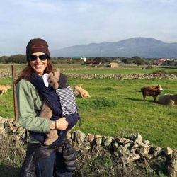 Raquel Sánchez Silva en el campo con uno de sus mellizos