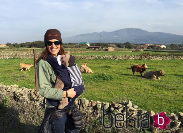 Raquel Sánchez Silva en el campo con uno de sus mellizos