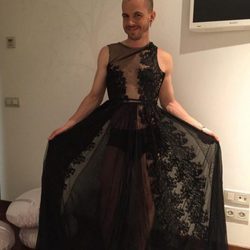 David Muñoz posa con el vestido de su mujer, Cristina Pedroche