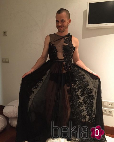 David Muñoz posa con el vestido de su mujer, Cristina Pedroche