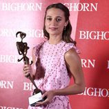 Alicia Vikander con su premio en el Festival de Palm Springs 2016