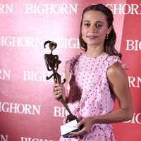 Alicia Vikander con su premio en el Festival de Palm Springs 2016