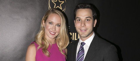 Anna Camp y Skylar Astin en los Lucille Lortel Awards 2015