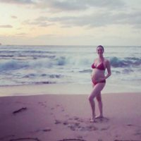 Anne Hathaway posa embarazada en la playa