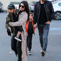 Scott Disick y Kourtney Kardashian acompañados por sus hijos Penelope y Mason 