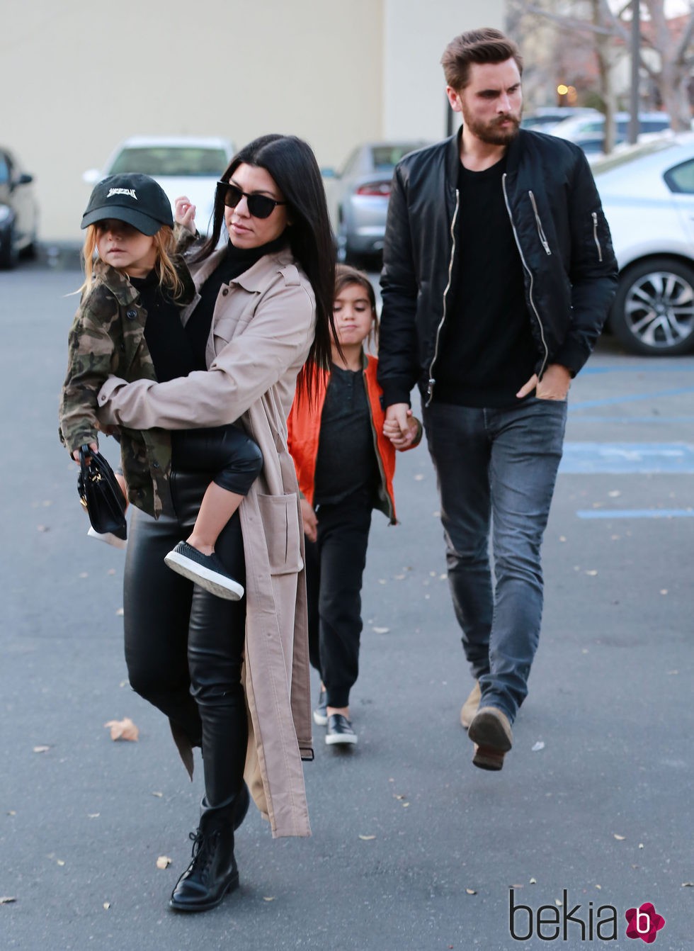 Scott Disick y Kourtney Kardashian acompañados por sus hijos Penelope y Mason 