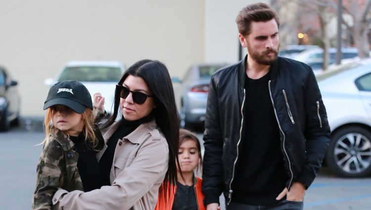 Scott Disick y Kourtney Kardashian acompañados por sus hijos Penelope y Mason 