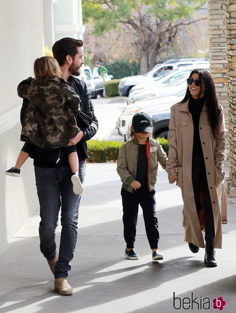 Kourtney Kardashian y Scott Disick muy sonrientes  con sus hijos Penelope y Mason