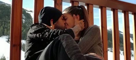 Dani Alves y Joana Sanz besándose en la nieve