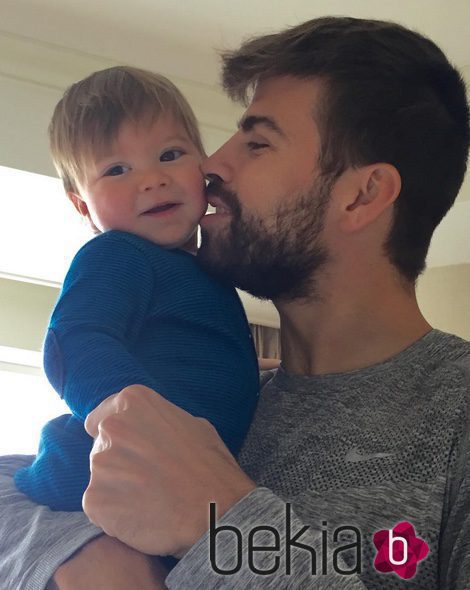 Gerard Piqué muy cariñoso con su hijo Sasha