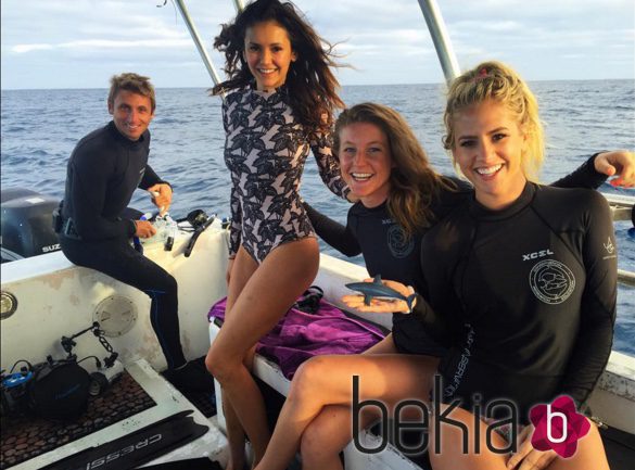 Nina Dobrev y sus amigos de vacaciones en Hawaii