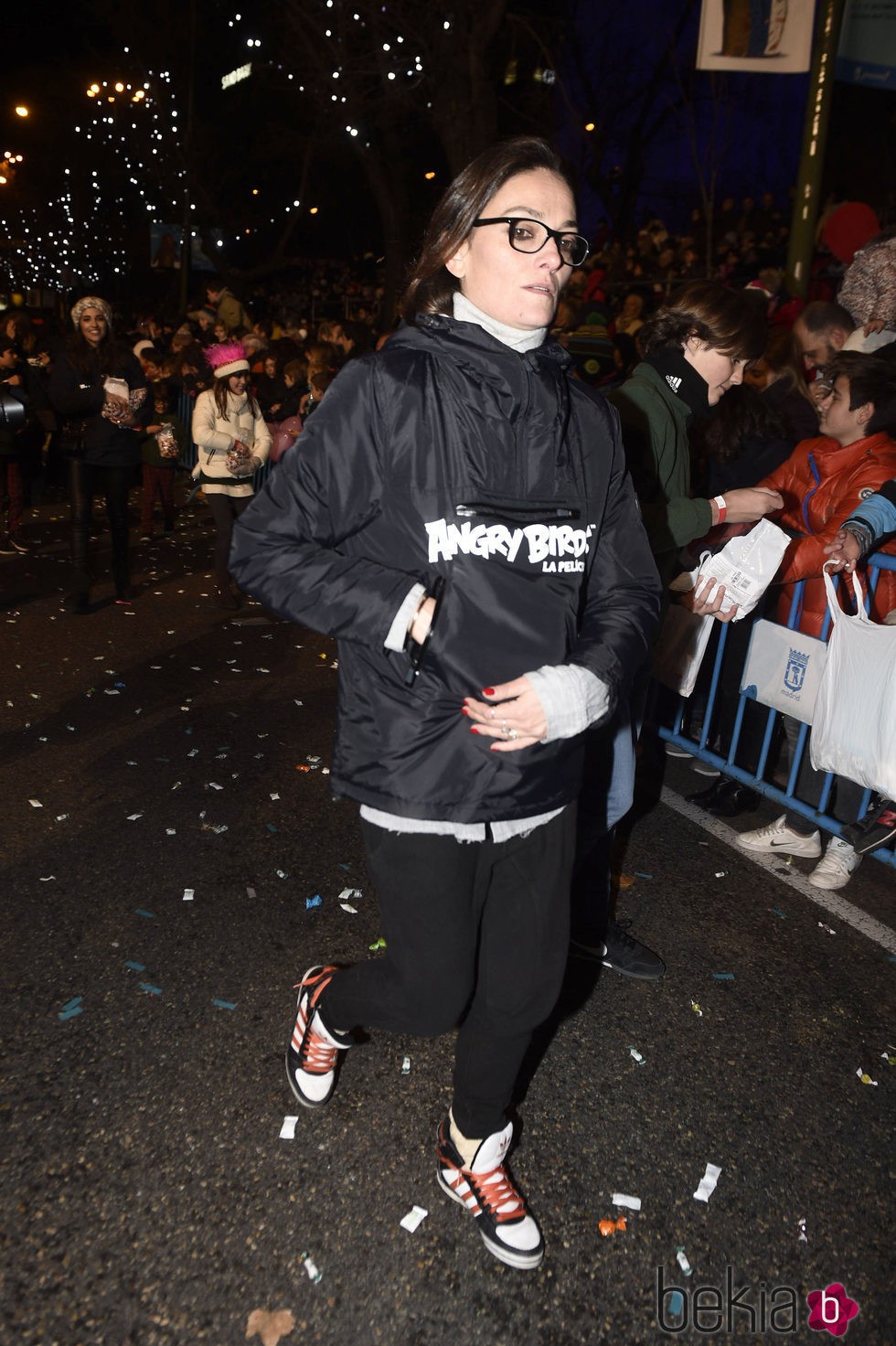 Laura Ponte repartiendo caramelos en la Cabalgata de Reyes de Madrid 2016