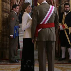 Los Reyes Felipe y Letizia, muy cómplices en la Pascua Militar 2016