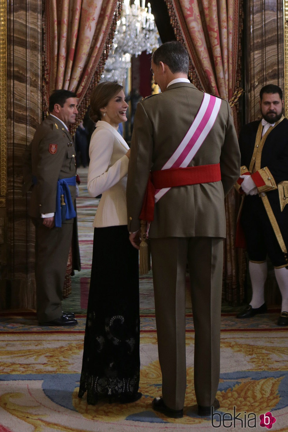 Los Reyes Felipe y Letizia, muy cómplices en la Pascua Militar 2016