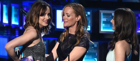 A Dakota Johnson se le rompe el vestido en los People's Choice Awards 2016