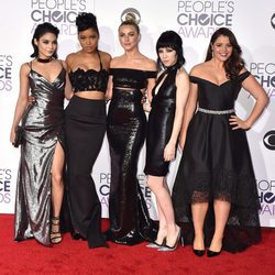 Vanessa Hudgens junto a Keke Palmer, Julianne Hough, Carly Rae Jepsen y Kether Donohue en los People's Choice Awards 2016