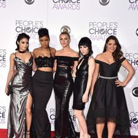 Vanessa Hudgens junto a Keke Palmer, Julianne Hough, Carly Rae Jepsen y Kether Donohue en los People's Choice Awards 2016