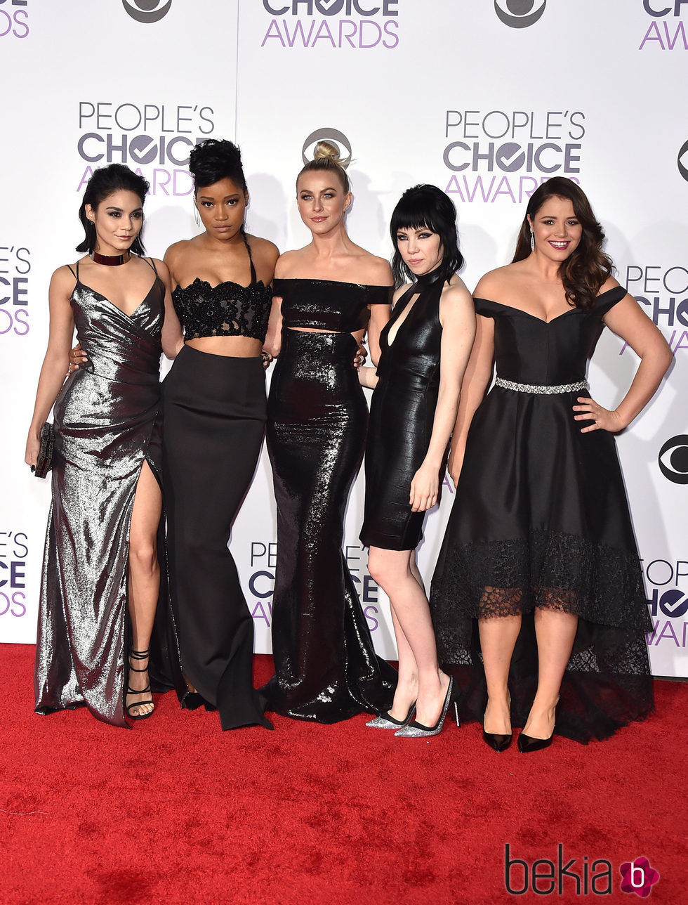 Vanessa Hudgens junto a Keke Palmer, Julianne Hough, Carly Rae Jepsen y Kether Donohue en los People's Choice Awards 2016