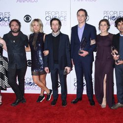 Kaley Cuoco, Melissa Rauch, Johnny Galecki, Simon Helberg, Jim Parsons, Mayim Bialik y Kunal Nayyar en los People's Choice Awards 2016