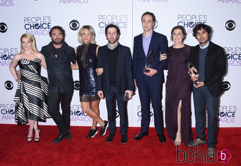 Kaley Cuoco, Melissa Rauch, Johnny Galecki, Simon Helberg, Jim Parsons, Mayim Bialik y Kunal Nayyar en los People's Choice Awards 2016