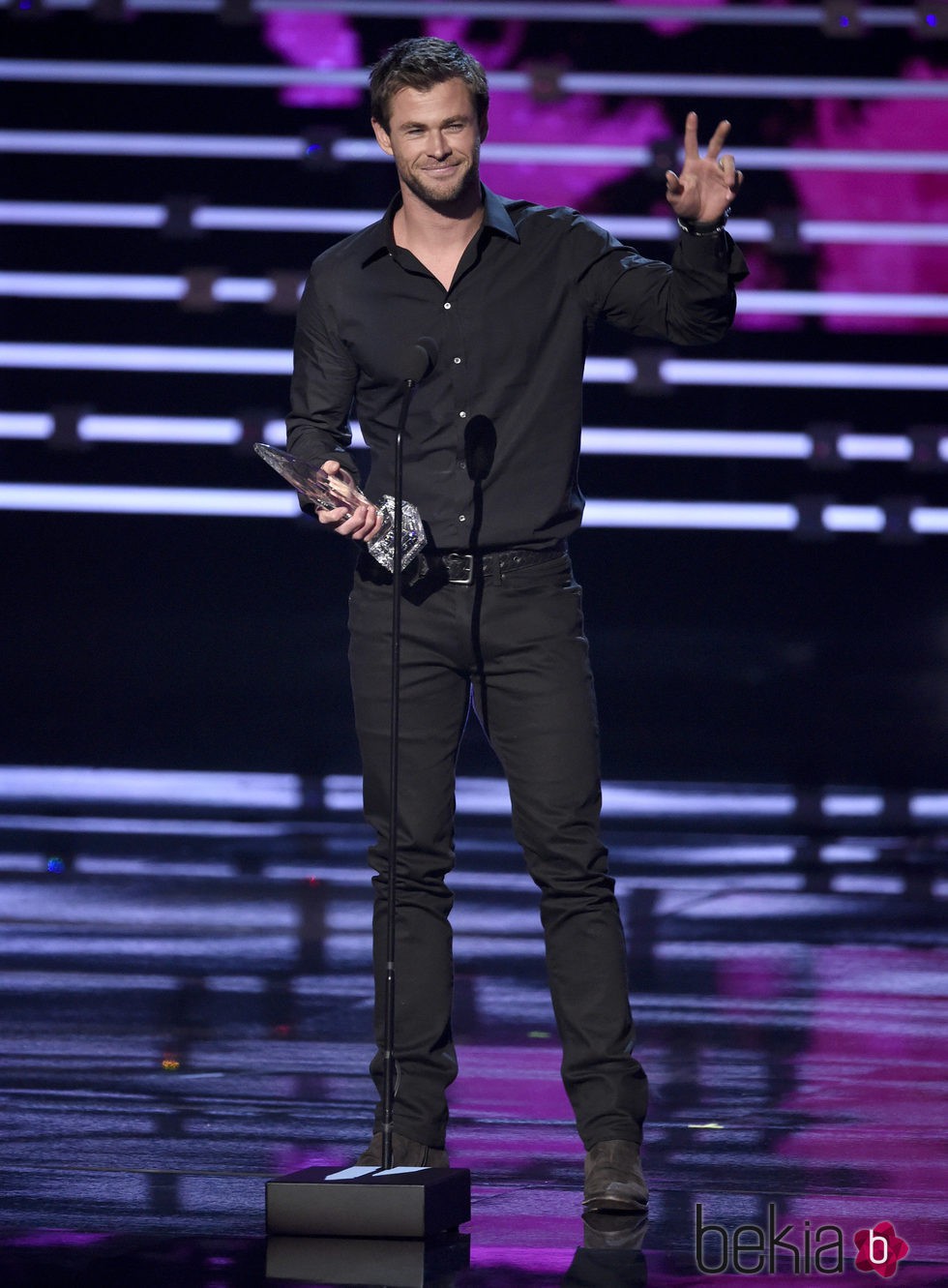 Chris Hemsworth con su premio en los People's Choice Awards 2016