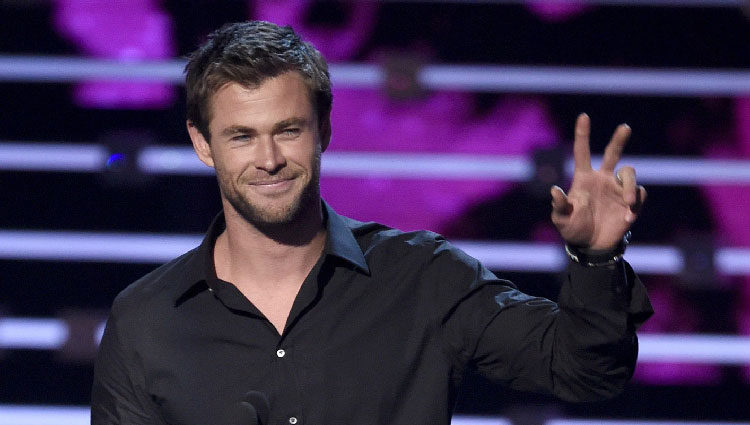 Chris Hemsworth con su premio en los People's Choice Awards 2016