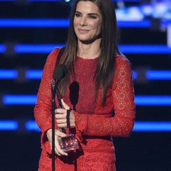 Sandra Bullock con su premio en los People's Choice Awards 2016