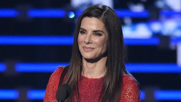 Sandra Bullock con su premio en los People's Choice Awards 2016