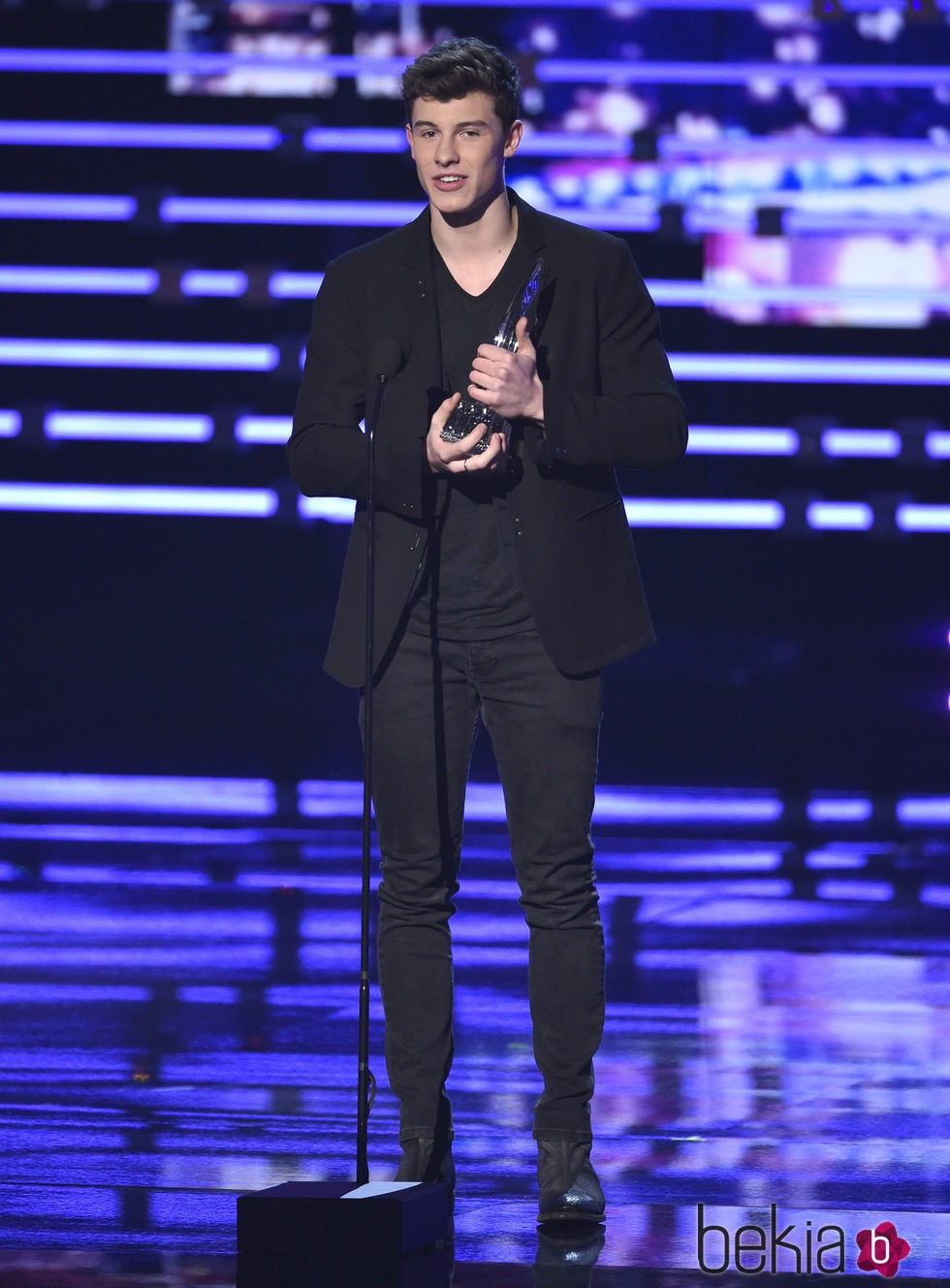 Shawn Mendes con su premios en los People's Choice Awards 2016