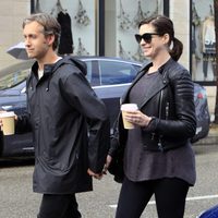 Anne Hathaway embarazada con su marido Adam Shulman en Beverly Hills