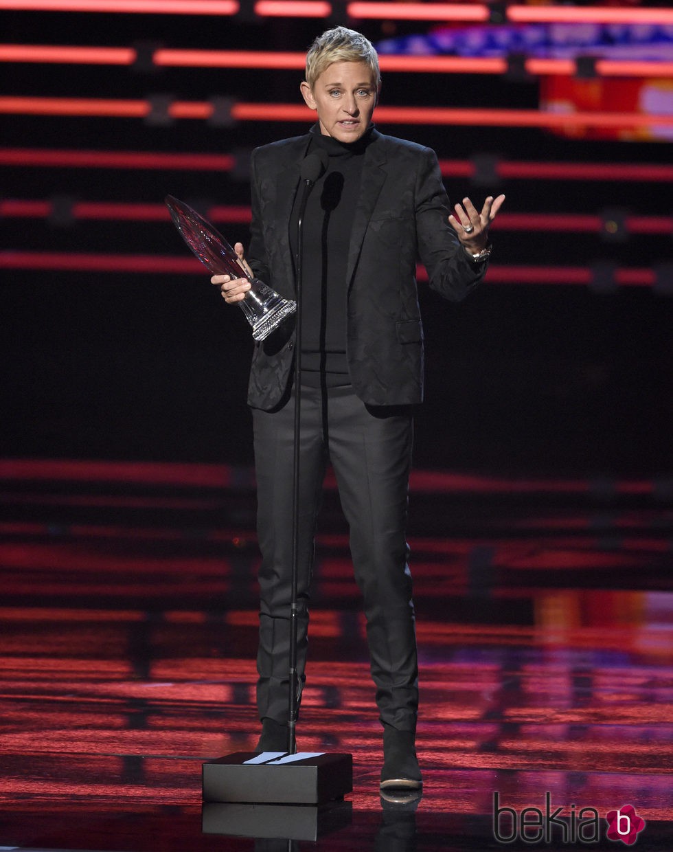 Ellen DeGeneres con su premio en los People's Choice Awards 2016